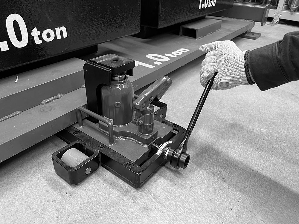 重量屋　重量物運搬据付　油圧ジャッキ　爪付ジャッキ　EAGLE　今野製作所　ムーバーズボックス　